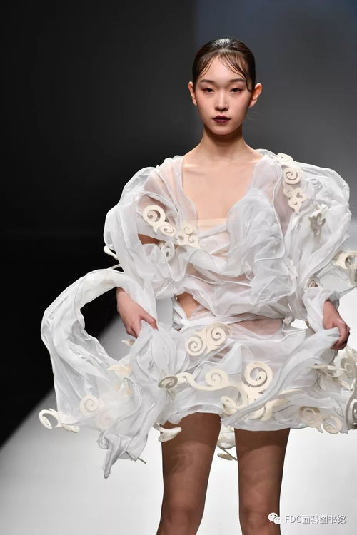 饕餮盛宴 彝族服飾在中國國際時(shí)裝周上大放異彩，服裝輔料的匠心演繹